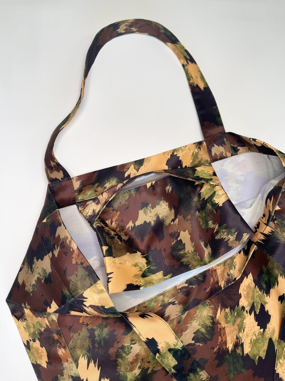 Women's tote bag in military brown patterns, perfect for versatile everyday use and stylish travel.