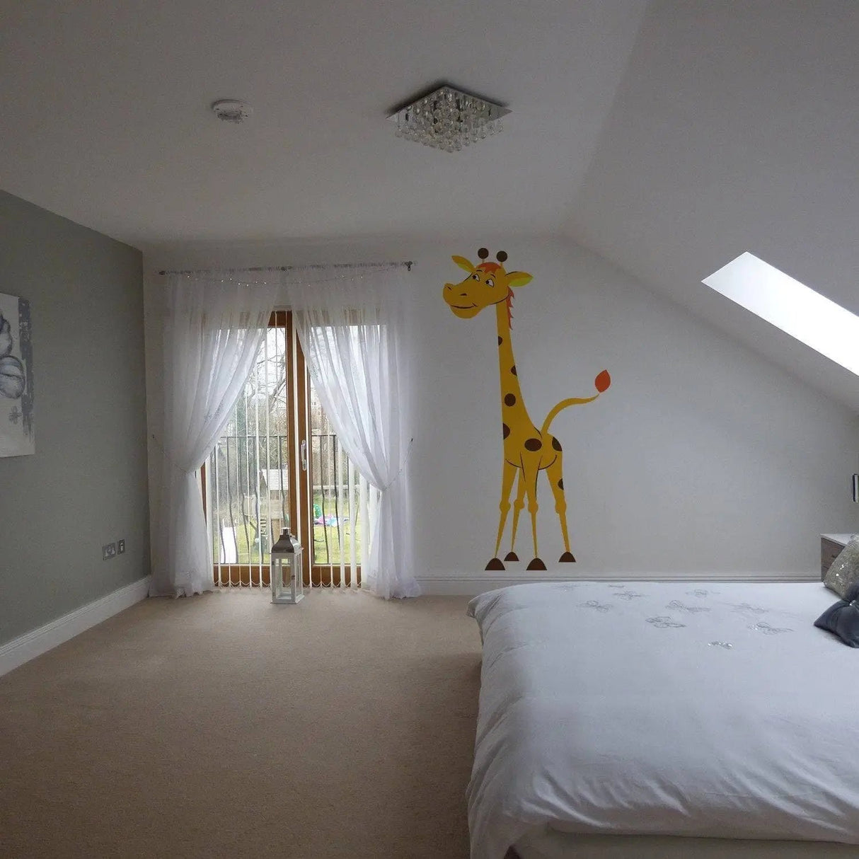 Adorable giraffe wall decal in a kids' nursery, adding charm to the room with eco-friendly decor.